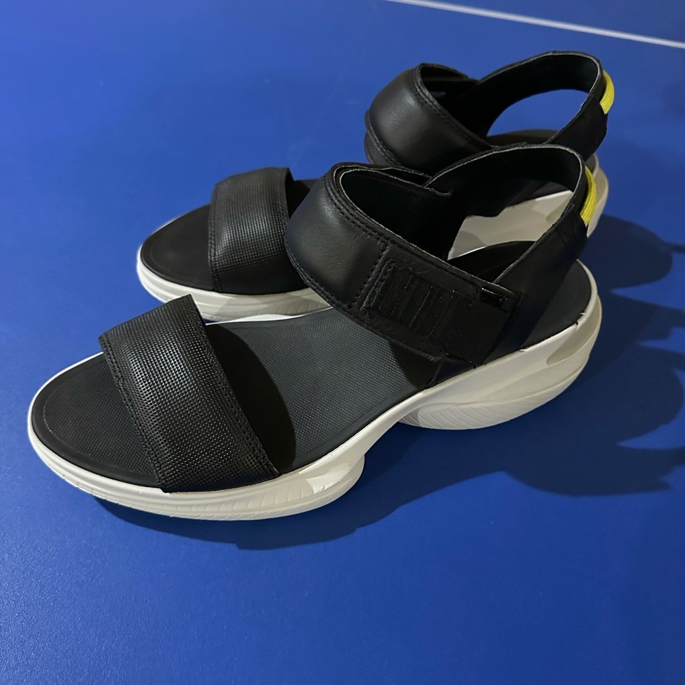 Sorel sandals like new - black - size 9